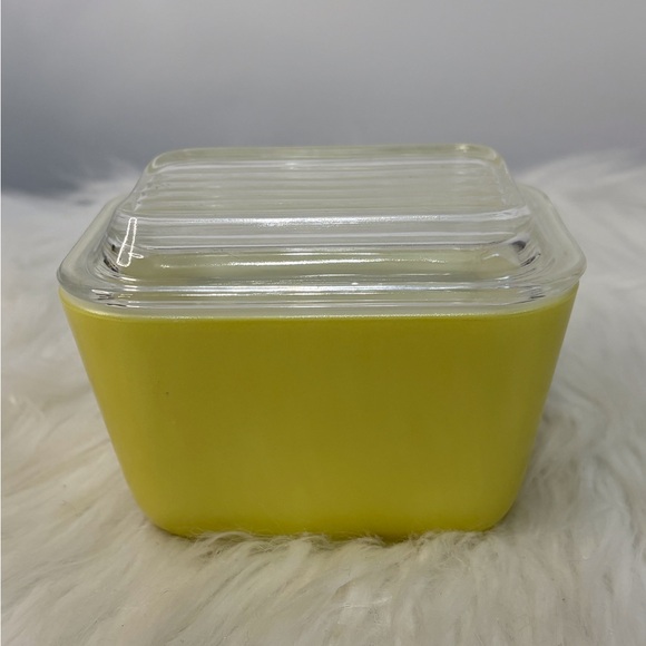 Antique Primary Yellow Glass Pyrex Storage Container - Picture 1 of 8